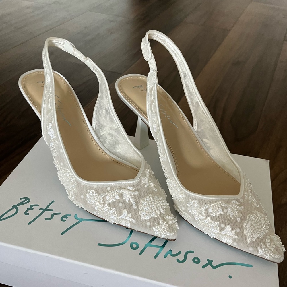 Betsy Johnson Nikki Ivory Heels 7.5